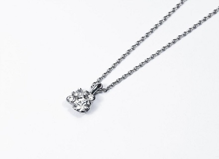 Spring Meadow pendant in platinum, set with round brilliant cut diamonds