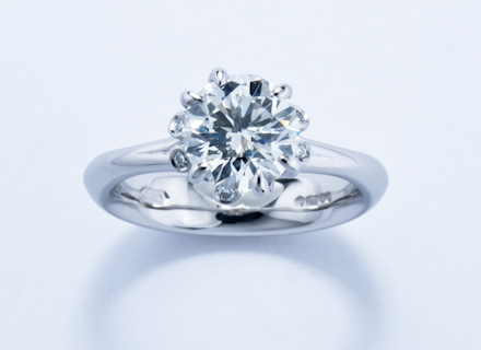 Summer Meadow platinum ring with round brilliant cut white diamonds 